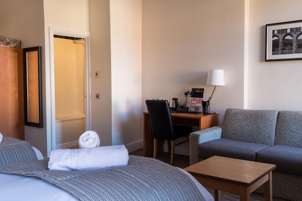 Hotel The Wellington Brecon Esterno foto