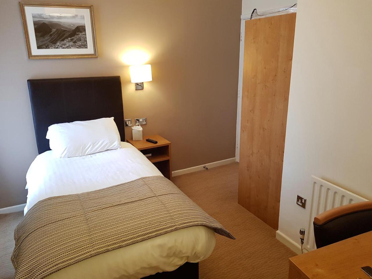 Hotel The Wellington Brecon Esterno foto