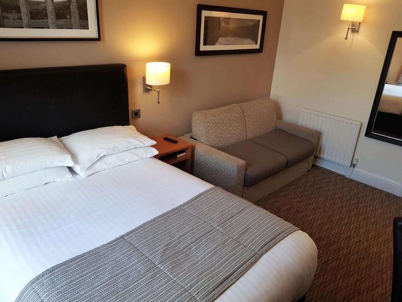 Hotel The Wellington Brecon Esterno foto